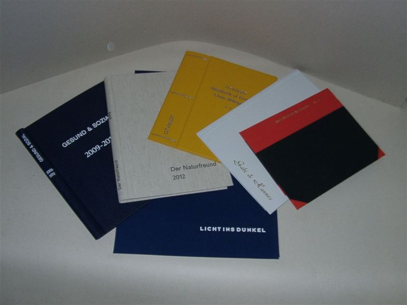 Individuell gestaltete Einbände in Blau, Leinen, Gelb, Weiß und Rot-Schwarz, teils mit Prägung