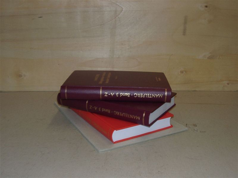 Drei Bücher mit weinrotem und rotem Einband und goldgeprägten Rückentiteln, gestapelt auf einem Werktisch