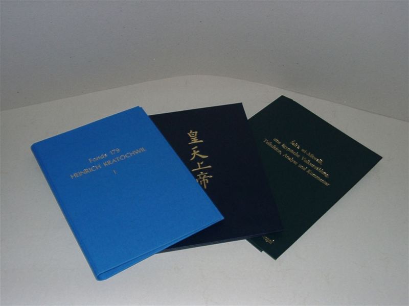 Drei elegante Leinenmappen in Hellblau, Dunkelblau und Grün mit Goldprägung