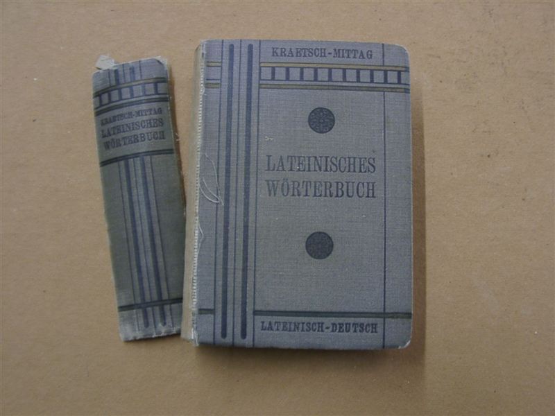 Stark beschädigtes altes Lateinisches Wörterbuch mit abgelöstem Buchrücken