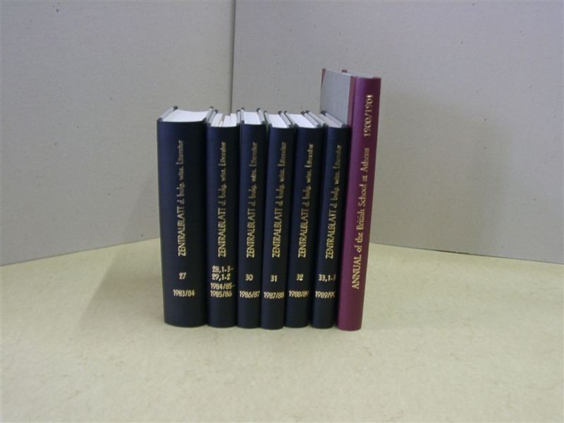 Sieben gebundene Zeitschriftenjahrgänge in schwarzem und weinrotem Leinen mit Goldprägung